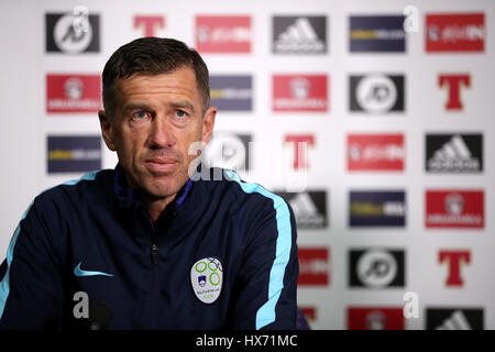 Gestionnaire slovène Srecko Katanec au cours de la conférence de presse à Hampden Park, Glasgow. Banque D'Images