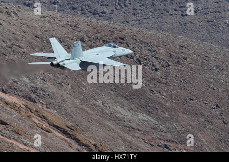 United States Navy F/A-18E Super Hornet volant le long de Rainbow Canyon (Canyon Star Wars), Californie, USA. Banque D'Images