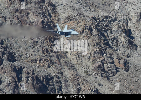 United States Navy F/A-18E Super Hornet volant à faible niveau par Rainbow Canyon (Canyon Star Wars), Californie, USA. Banque D'Images