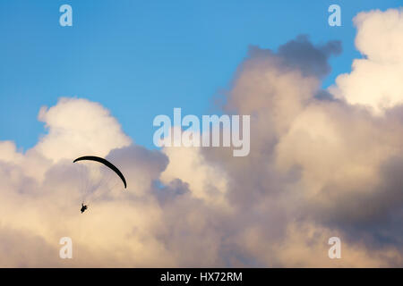 Vol en parapente sur le ciel Banque D'Images