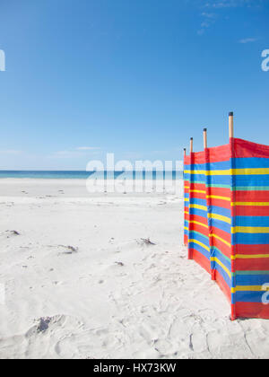 Coupe-vent sur une plage vide sur South Uist, îles Hébrides, Ecosse, Royaume-Uni Banque D'Images