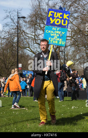 Londres, Royaume-Uni. 25 mars 2017. S'unir pour l'Europe de mars. Anti-Brexit rassembler des manifestants et en mars au Parlement. Banque D'Images