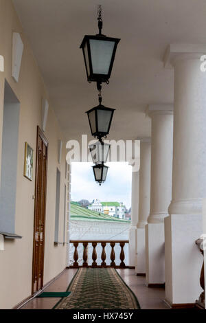 Plusieurs réverbères. Lumières dans l'arche sur le fond de l'église. Banque D'Images