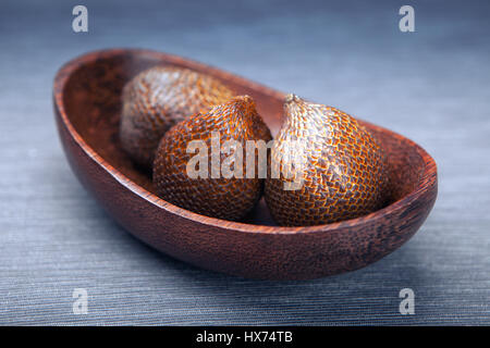 Salak fruits ou fruits en bois serpent dans une plaque texturée, plantes exotiques Banque D'Images