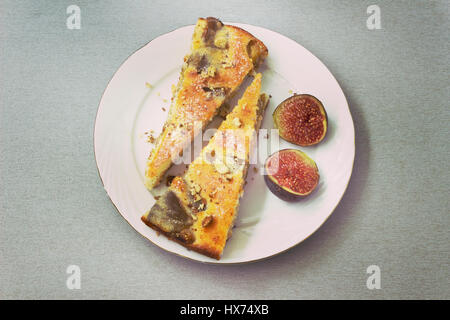 Frais et savoureux gâteau avec figues fraîches sur une plaque Banque D'Images