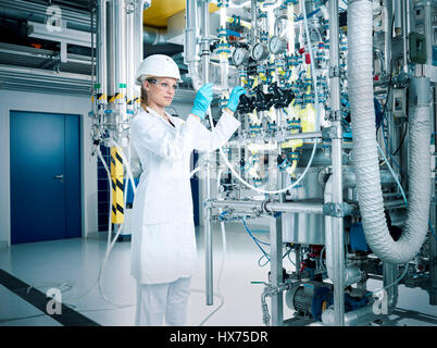 Chemielaborantin, chimiste avec casque et lunettes dans une production pharmaceutique, Autriche Banque D'Images