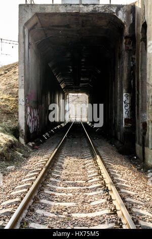 Le tunnel routier ferroviaire. Tunnel rectangulaire. Road. La profondeur. Banque D'Images