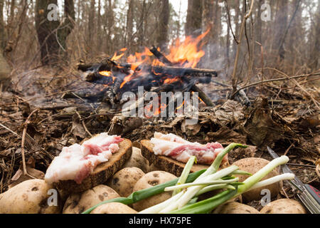 Faire des toasts, bacon, l'oignon, les incendies de forêt. Barbecue. Banque D'Images