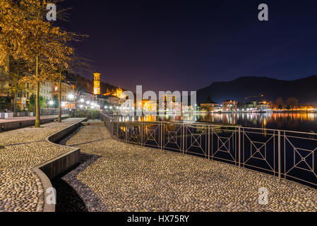 Le lac de Lugano, Porto Ceresio, au nord de l'Italie. Vue de nuit sur la magnifique promenade du lac de Lugano (IT) Banque D'Images