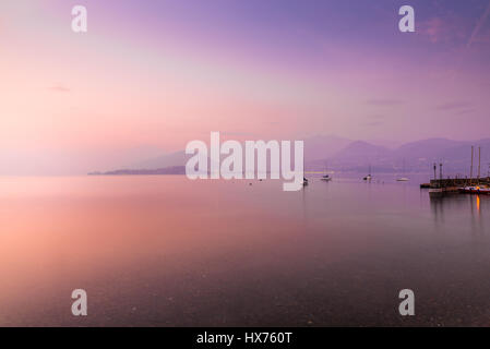 Le Lac Majeur, Laveno, Cerro, Nord de l'Italie. Pittoresque et romantique coucher de soleil sur le Lac Majeur du lac du petit village de Cerro Banque D'Images