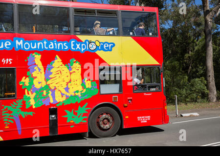 Blue Mountains explorer double-decker bus conduire les visiteurs autour des principaux sites touristiques dans les Blue Mountains, New South Wales, Australie Banque D'Images