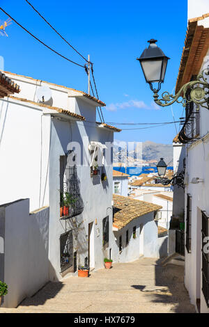 Rue typique de la vieille ville d'Altea, Altea, Costa Blanca, Espagne Banque D'Images