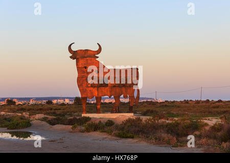 Osbourne emblématique statue Bull, ancien sherry encore panneaux publicitaires que l'on trouve généralement et conservées le long des grandes routes, Costa Blanca, Espagne Banque D'Images