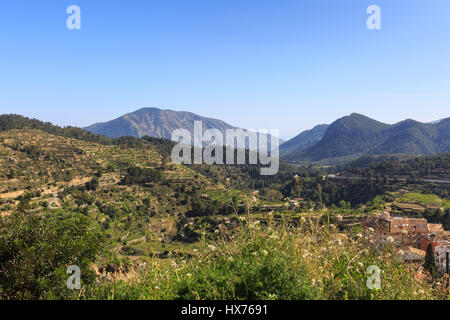 Vue panoramique sur la montagne et une vue sur la campagne, Sella, Région de Valence, Espagne Banque D'Images