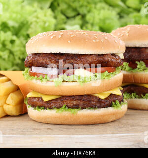 Burger double hamburger frites et salade tomates restauration rapide Banque D'Images