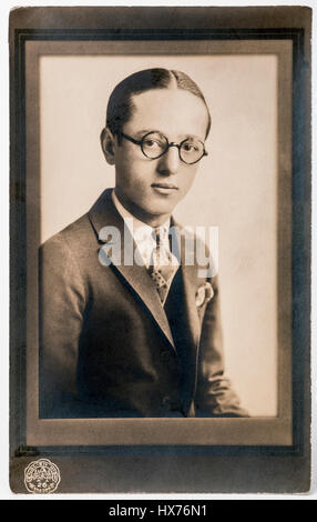 Vintage portrait d'un lycéen portant des lunettes, vers 1900. Banque D'Images