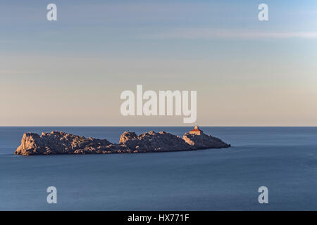 Phare sur l'île de Grebeni, Dubrovnik, Croatie, voir à partir de la péninsule de Lapad Banque D'Images