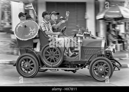 Location de vétéran. Opel 1909 open top convertible voiture classique à un rallye vintage Thaïlande parade. la photographie noir et blanc Banque D'Images