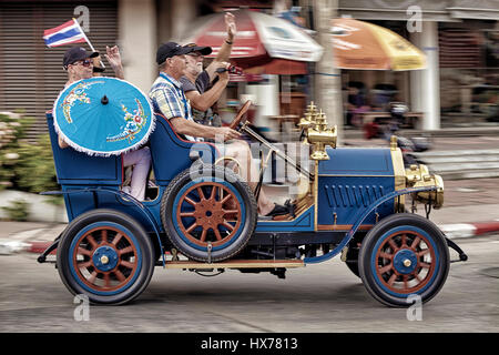 Location de vétéran. Opel 1909 open top convertible voiture classique à un rallye vintage Thaïlande parade. Banque D'Images