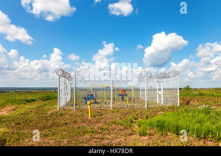 Région de Novgorod, Russie - 6 juillet 2014 : réglementation du gaz et point de distribution à jour ensoleillé d'été Banque D'Images