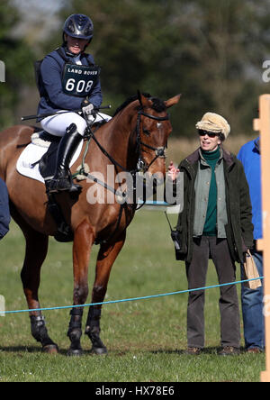 La princesse Anne (à droite) avec sa fille Zara Phillips sur son cheval haut olympiques de 2012 à Londres Royaume Uni à la Land Rover Gatcombe Horse Trials dans le Gloucestershire. Banque D'Images