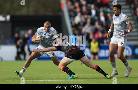 Saracens' Marcelo Bosch s'attaque à Bath's Jonathan Joseph au cours de l'Aviva Premiership match à Allianz Park, Londres. Banque D'Images