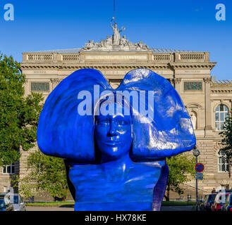 'La ligne bleue des Vosges" sculpture par Raymond-Emile Waydelich, 2007 L'Art de la rue, Strasbourg, Alsace, France Banque D'Images