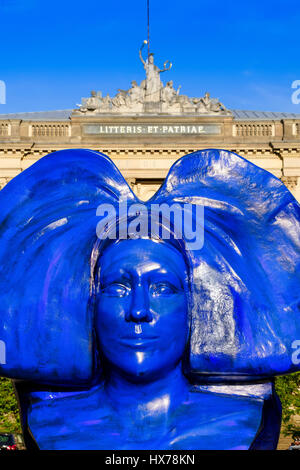 'La ligne bleue des Vosges" sculpture par Raymond-Emile Waydelich, 2007 L'Art de la rue, Strasbourg, Alsace, France Banque D'Images