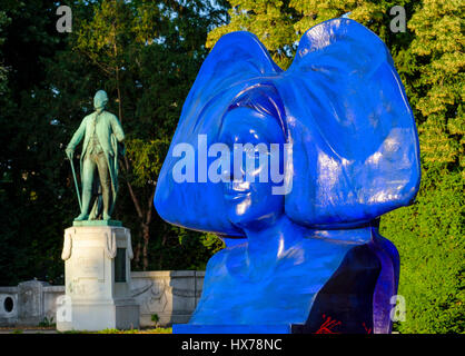 'La ligne bleue des Vosges" sculpture par Raymond-Emile Waydelich, 2007 L'Art de la rue, Strasbourg, Alsace, France Banque D'Images