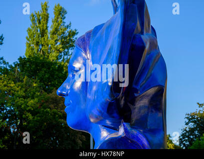 'La ligne bleue des Vosges" sculpture par Raymond-Emile Waydelich, 2007 L'Art de la rue, Strasbourg, Alsace, France Banque D'Images