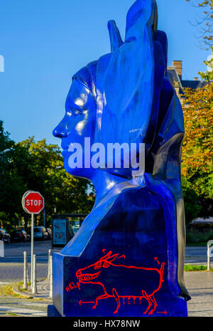 'La ligne bleue des Vosges" sculpture par Raymond-Emile Waydelich, 2007 L'Art de la rue, Strasbourg, Alsace, France Banque D'Images