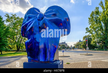 'La ligne bleue des Vosges" sculpture par Raymond-Emile Waydelich, 2007 L'Art de la rue, Strasbourg, Alsace, France Banque D'Images