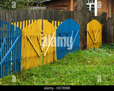 Une clôture en bois peint de couleur en face d'un style traditionnel maison russe à Vitebsk, en Biélorussie. Banque D'Images