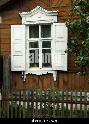 Une maison traditionnelle russe, fait de bois ou de bois et nalichniki avec fantaisie, boiseries de bois autour des fenêtres. Ce style de maison est disa Banque D'Images