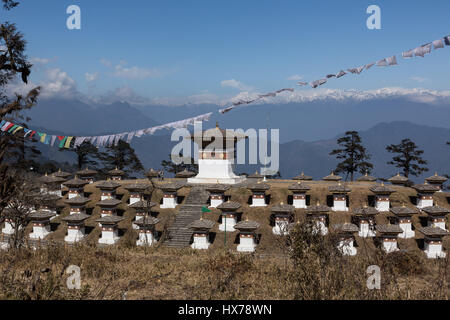 Le Druk 108 Wangyal Khang Zhang Chortens, ou stupas, sont un monument bouddhiste sacré. Ils sont rouge-bande ou khangzang chortens et sont situés sur un hi Banque D'Images