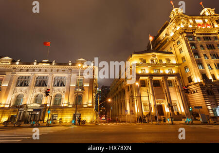 Shanghai, Chine - le 20 décembre 2016 ,,La scène de nuit de l'architecture Européenne classique dans le Bund, Shanghai la nuit. Situé dans le Bund (Waita Banque D'Images