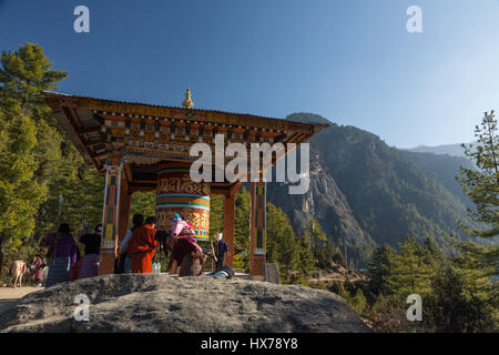 Moulin à prières sur la piste vers le nid du tigre, ou monastère de Taktsang Goemba, un monastère bouddhiste de l'himalaya perché sur des falaises de 900 mètres au-dessus de t Banque D'Images