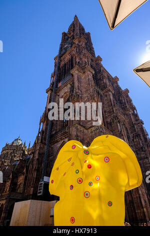 'Cerf-tête' par Marc Felten 2016 sculpture, art de rue, de la cathédrale, Strasbourg, Alsace, France Banque D'Images