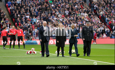 FA Président Greg Clarke (à gauche), Secrétaire d'État à la culture, des médias et du Sport Karen Bradley (deuxième à gauche), le maire de Londres Sadiq Khan (deuxième à droite) et d'action de la Police métropolitaine Craig Mackey (droite) de déposer des couronnes à la mémoire des victimes de l'attaque de Westminster au cours du match de qualification pour la Coupe du Monde au stade de Wembley, Londres. Banque D'Images