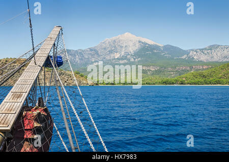 Beaupré en bois d'un vieux gréement dans le contexte de la montagne Tahtali Dagi (Olympus), Turquie. Banque D'Images