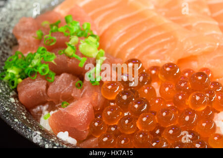 Chirashi brut avec des oeufs de saumon de l'ikura don Banque D'Images