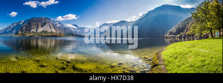 Grand panorama de crystal clear lac de montagne dans les Alpes Banque D'Images