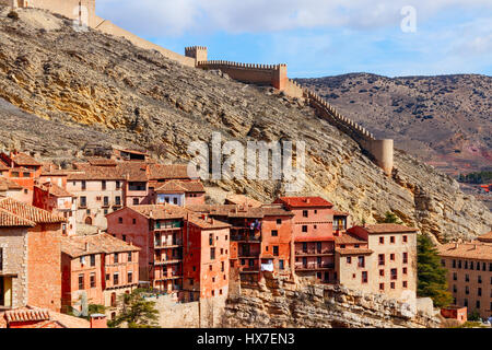 Vue sur la colline et Albarricin avec ses remparts sur une journée ensoleillée avec un ciel bleu. Albarracin est situé dans la province de Teruel, Espagne. Banque D'Images