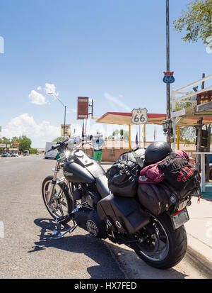 Seligman, Arizona - 27 juillet 2016 : une moto garée à l'extérieur chargé d'une station-service de Seligman (AZ) lors de l'historique Route 66. Banque D'Images