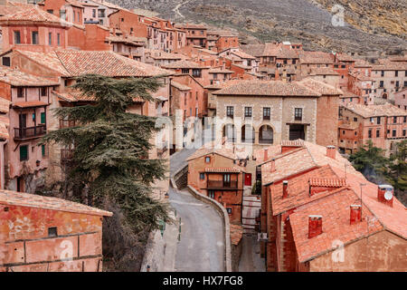 Belle vue sur la ville médiévale Albarracin avec ses rues étroites et des bâtiments historiques. Teruel, Espagne. Banque D'Images