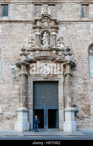 Local non identifié debout dans le guichet de la porte monumentale de l'Eglise Juan de Los Santos. Valence, Espagne. Banque D'Images