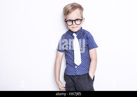 Portrait d'un petit garçon dans un drôle de lunettes et cravate. L'école. Centre préscolaire. La mode. Studio portrait isolé sur fond blanc Banque D'Images