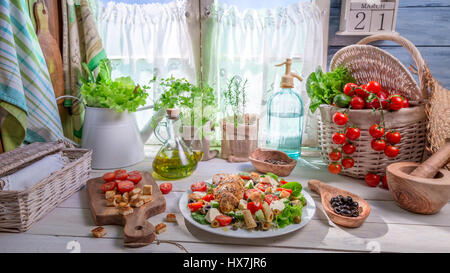 Ingrédients pour salade César maison sur l'ancienne table en bois Banque D'Images