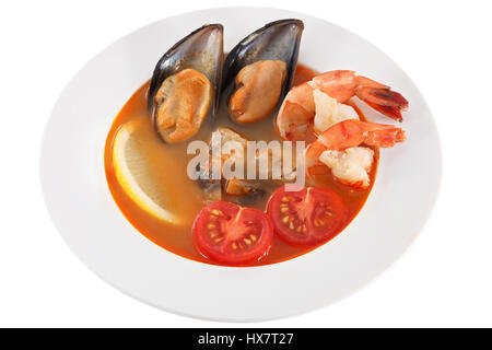 Restaurant de fruits de mer rouge, plat et les tomates soupe aux moules et aux crevettes isolé sur fond blanc. Banque D'Images