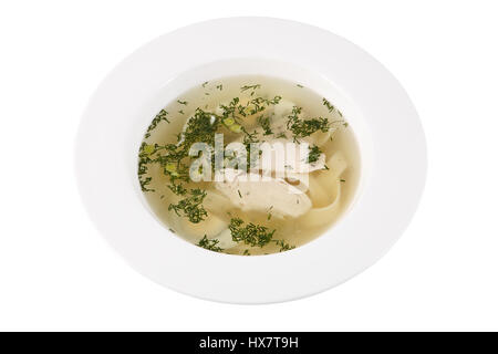 Le bouillon de poulet dans une assiette blanche, isolé sur fond blanc. Banque D'Images